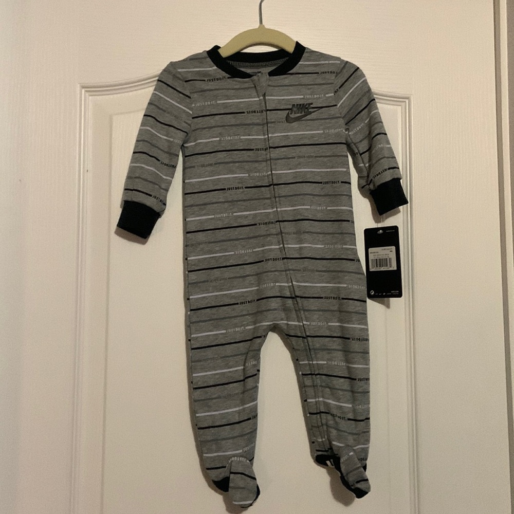 Unisex, Nike onesie. Size 6 months.